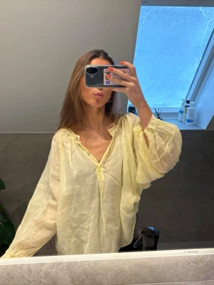 Gul blus  - Äääälskar denna gula blusen. Gör en hel outfit 🤌🏻🙌🏼🙌🏼💕💕💕🥭🥭storlek M