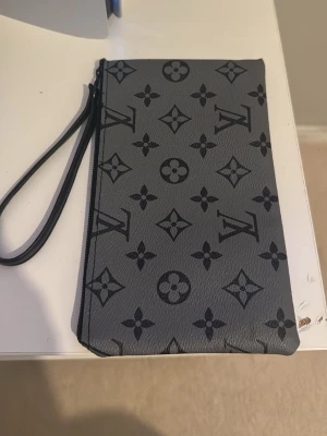 Hej säljer en l v necessär som finns rätt bra utrymme kan användas både för kill o tjej   - Hej säljer en helt nacesär märket l v väldigt fin o ny skick helt oanvänd 