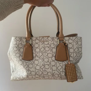 Calvin Klein Väska - Jag har bestämt mig för att sälja min fina väska från Calvin Klein som jag köpt på Sellpy för 800kr. Den är perfekt för sleepovers m.m eller när man ska iväg någon natt då den är rymlig och får plats med väldigt mycket.💕 