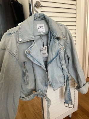 Ljusblå jeansjacka från ZARA - Trendig ljusblå jeansjacka från ZARA. Passar S också  