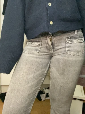Lågmidjade bootcut jeans - Lågmidjade bootcut jeans från gina. Har fickor där framme som går stängas. Är i storlek 164 men är uppsprättade där nere. Finns defekter som syns i bilden men märks ej sp mycket