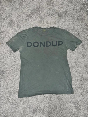 Dondup T-Shirt - En riktig schysst Dondup tröja för dig som vill ha bra stil. För endast 199kr istället för 1199kr
