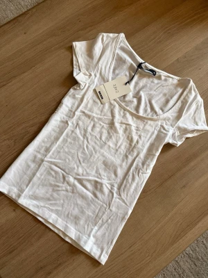 T-shirt  - Helt ny T-shirt från bikbok