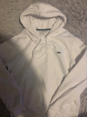 Lacoste Hoodie vit - Säljer min lacoste hoodie som är knappt använd då den är liten för mig