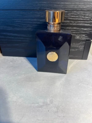 Versace Dylan Blue edt - Versace Dylan Blue parfym 50ml ungefär 30 ml kvar | säljer för att den ej kommer till användning⭐️