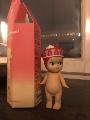 Sonny Angel Dreams sweets series - En söt äkta Sonny Angel docka ur sweets serien! Det är den urgulliga strawberry shortcake dockan som verkar vara åtminstone en av de populära ur serien! Säljer billigare än nypris i nyskick 😉perfekt att ge någon eller att samla på! Skickar i dess låda som den köptes i. Buda på!