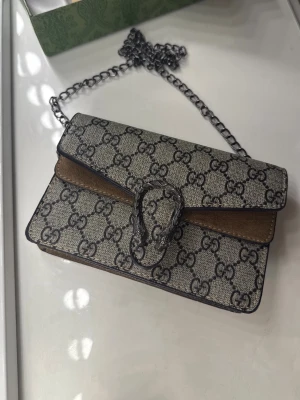 GG - väska  - Super fin handväska med kedja som går att reglera på två olika sätt, med hjälp av kedjan inuti väskan. Aldrig använd - super fint skick!🩷