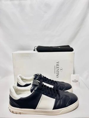 Valentino Flycrew sneakers navy - Populära Valentino Flycrew i en eftertraktad mörkblå model! Nyskick, inga defekter. Storlek 44. Alla tillbehör medföljer. Kontakta mig för fler frågor och funderingar!