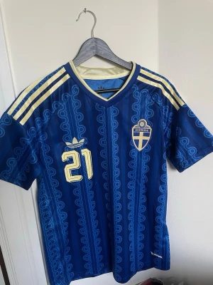 Sverige bortatröja VM 2026 - Kulusevski 21 - Sveriges tvärfeta bortatröja för VM med Kulusevski, nummer 21 på ryggen🇸🇪💙💛
