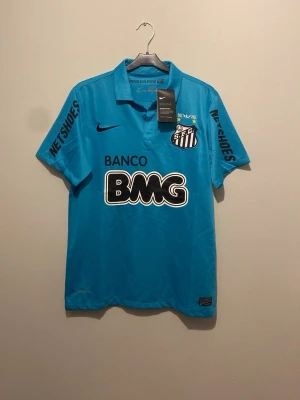 Blå Santos Neymar Jr matchtröja Nike - Säljer denna sprillans nya neymar santos tröjan i strl s. Tröjan är i riktigt skönt material då den perfekt att träna i eller bara ha en fett tröja till sommaren. Så om ni är intresserade så är det bara att höra av sig!😀