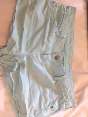 Turkosa jeansshorts - Säljer ett par snygga ljusblå shorts för att dom var för stora dom är från stradivarius💗