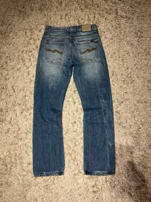 Vintage nudie jeans straight sven 2000 straight flared bootcut - Vintage nudie jeans från tidigt 2000-tal. Riktigt snygg tvätt. Passformen är straight med en lätt bootcut/flare, modellen straight sven. Storlek 30/32. Postas antigen samma dag som köp eller dagen därpå🙌💯