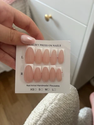 Press on nails french tip - French tip nails! Super snygga och klassiska och passar till allt. Det medföljer ett kort med nagellim, nagel klister, nagelfil och nailpusher
