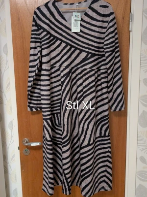 Zebramönstrad Nu klänning XL - Säljer en klänning från Masai med zebramönster i svart och beige.  I stretchigt material. Finns i Holmsund men kan skickas mot porto.