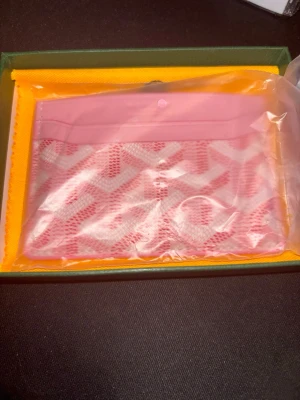 Rosa kortfodral från z - Helt ny 
