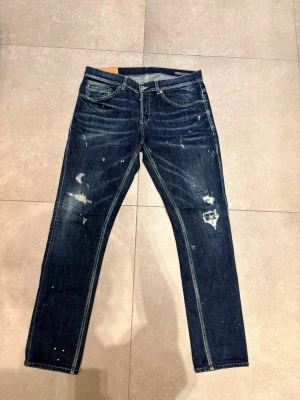 Dondup George  - Dondup jeans George!!Trendigaste jeansen på marknaden Nypris=4000  Säljs för=799(Modellen har orginal slitningar från fabrik vilket gör jeansen mer populär och eftertraktad)