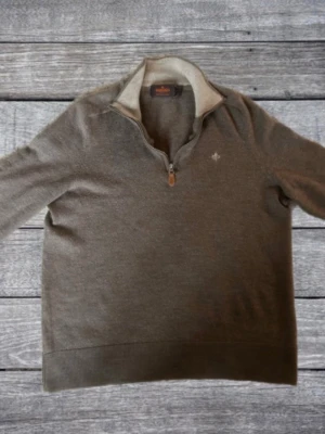 Brun halvzip-tröja från Morris - Brun Morris tröja | storlek XXS | skick mycket bra | pris: 349 | saker du bör veta: har 2 små fläckar på magen som ser ut att vara jätte stor på bild. Men i verkligheten så ser man knappast dom!😊‼️