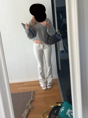 Vita bootcut jeans med låg midja - Säljer ett par vita bootcut jeans med låg midja. Från gina super bra skick 😊