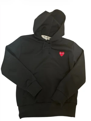Cdg hoodie  - Comme des garcons hoodie i perfekt skick med inga tecken på användning. Skriv gärna vid fler funderingar. Passar de som är 165-175