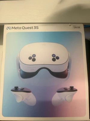 Meta Quest 3S VR-headset 128GB - Meta Quest 3S VR-headset med 128GB lagring. Setet innehåller ett vitt och svart headset med justerbart band samt två matchande handkontroller. Modern design i plast och tyg för maximal komfort och gamingupplevelse. Perfekt för VR-spel och upplevelser.