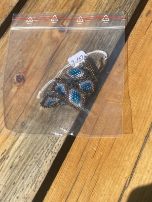 Handgjort armband - Ett handgjort armband i vitt, blått och brunt. Väldigt somrigt och färgglatt, perfekt nu när man vill ha lite mer färg på sig. Skriv för fler frågor🤍