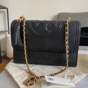 Tory Burch Väska - Säljer min fina Tory Burch väska i nyskick, endast använd 1 gång så som ny, dustbag medföljer 💓 Säljer pga kmr inte till användning så som jag trodde den skulle göra, och denna används tyvärr ej