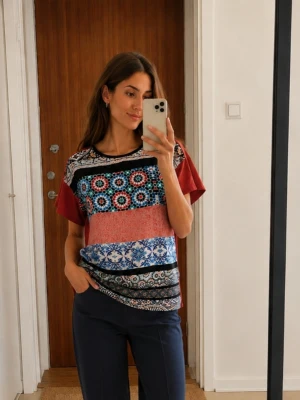 Zara W&B Collection topp blus mönstrad boho mosaic print satinlook multicolor Y2K festivalS - •Skick: Jättefint skick, inga fläckar eller hål. •Storlek: S •Material: Materiallapp saknas, printet känns som ett silkesliknande material, bruna delen är otroligt mjuk.  Mönstrad topp från Zara W&B Collection med riktigt fint detaljrikt print i boho/mosaic-stil. Mjuk följsam känsla i tyget och väldigt snygg både till jeans, kostymbyxor eller kjol.  Skickar fort!