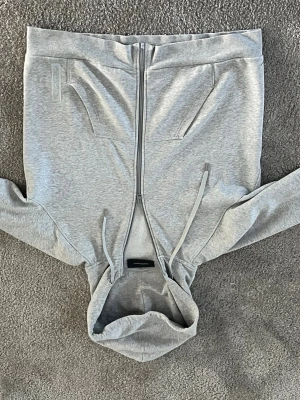Peak performance zip hoodie - En bekväm och snygg zip hoodie från peak performance knappt använd, står storlek Xl men true to size är S/M perfekt för sommar kvällar 