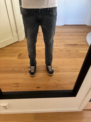 Nudie Jeans - Snygga gråa jeans ifrån nudie, inga defekter, passar mig som är 187 men även längre. Nypris 1600kr, hör av er vid frågor!