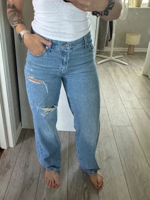 Levis jeans baggy dad - Levis jeans baggy dad. Strl 26” 30. Passar mig som brukar ha 27”. Beror lite på hur du vill att de ska sitta. Använda ca 3 gånger. 