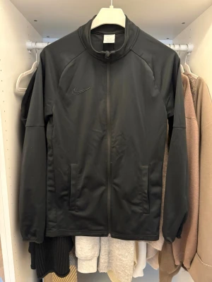 Svart Nike träningsjacka  - Nike