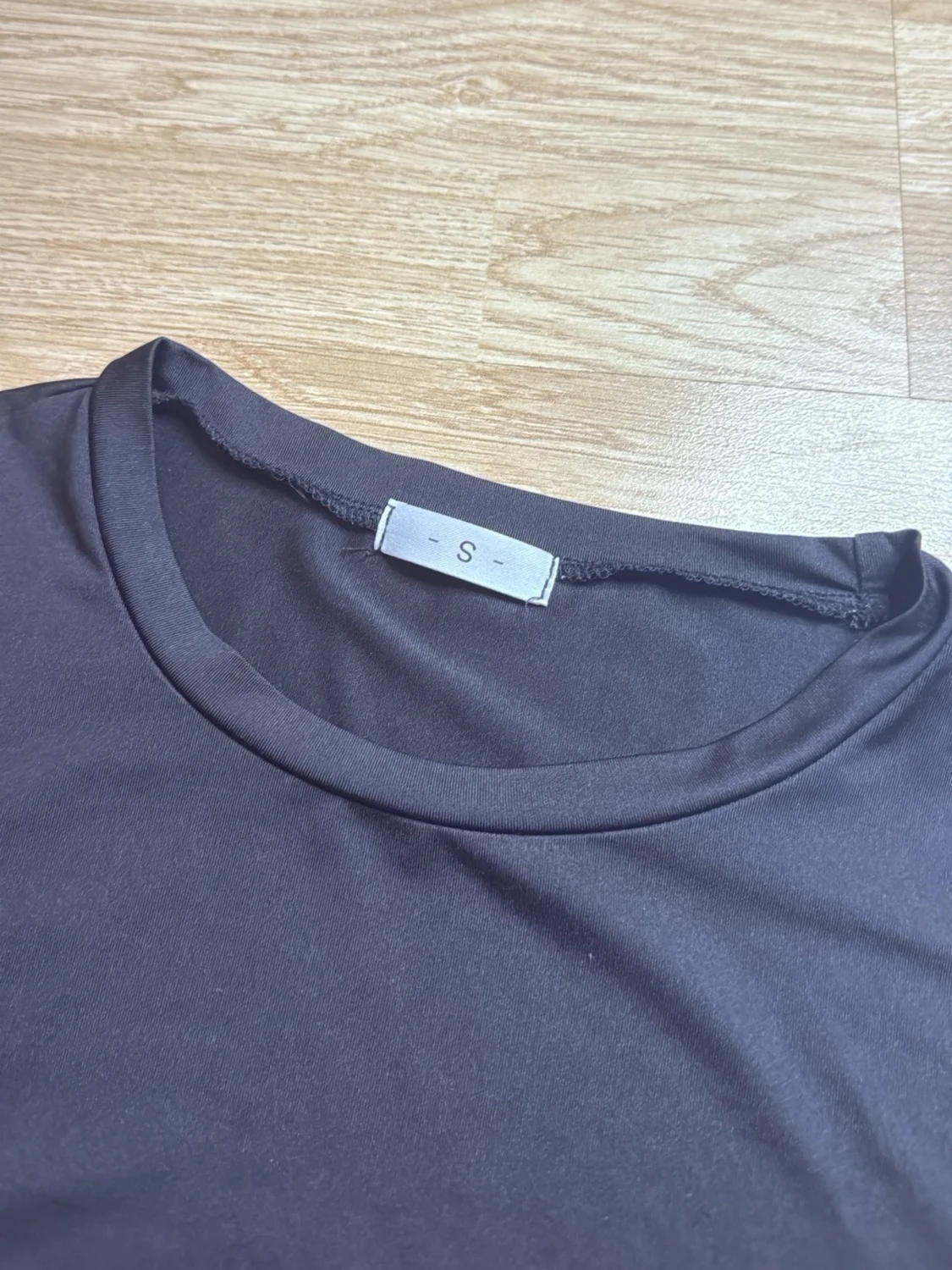 Svart croppad t-shirt - 1