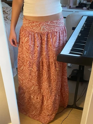 Mönstrad Maxi kjol  - Low waist mönstrad maxi kjol med broderier på midjan