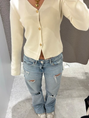 Jeans trf wide leg med revor - Säljer ett par ljusblå jeans med raka ben och flera slitningar och hål på både fram- och baksida. De är lite slitna längst ner (bild 3) annars bra skick
