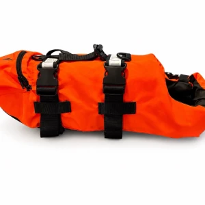 Orange flytväst för hund - En orange flytväst för hund med svarta justerbara remmar och spännen. Västen har handtag på ryggen och reflekterande detaljer för extra synlighet. Tillverkad i slitstarkt syntetmaterial och passar perfekt för vattenaktiviteter med din hund.