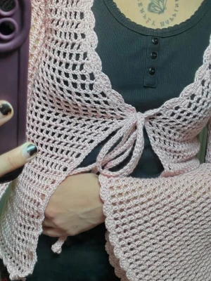 virkat bell sleeve top - rosa topp virkad av mig i bomull. skulle säga att det passar M. sks endast handtvättas! 