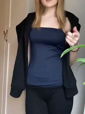 Mörkblå bandeau tubtopp - Snygg mörkblå bandeau tubtopp i stretchigt material. Toppen är axelbandslös och har en tight passform som sitter på plats. Perfekt att styla med en öppen hoodie eller jacka för en chill look.