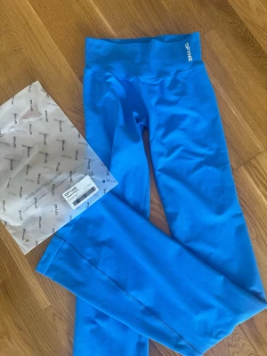 DFYNE Impact flare tall  - Impact flare tall, färgen electric blue i XS. Endast testade men lappen är borta då jag råka trampa på den så den lossna, säljer pga kommer inte få användning av färgen. Jag är ca 175-176 cm och de går ner till backen på mig.  Inga bilder med dimmor men kika på deras hemsida för att se passform! 💙🩵