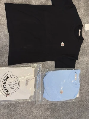 Moncler t-shirt med logga - Säljer 3 helt nya moncler t shirts storlek M