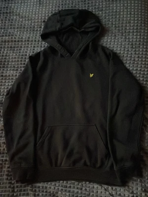 Lyle & scott hoodie svart - Säljer en svart lyle & scott hoodie som sällan används. Den är i hyfsat bra skick utan några skador eller misfärgningar. Pris kan diskuteras!