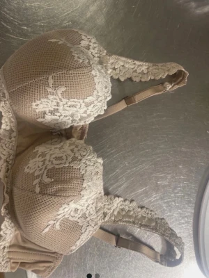 Bh ifrån Intimissimi  - Storlek 85b tror jag för har vanligast det (har ej lapp kvar sp kmr nt riktigt ihåg)