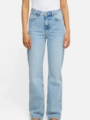 Ljusblå raka jeans från bikbok - Ljusblå jeans med rak passform och klassisk femficksdesign från bikbok. Jeansen har hög midja, bälteshällor och en snygg läderpatch bak i midjan. Tillverkade i bomullsdenim med en lätt tvättad look. W29 L32