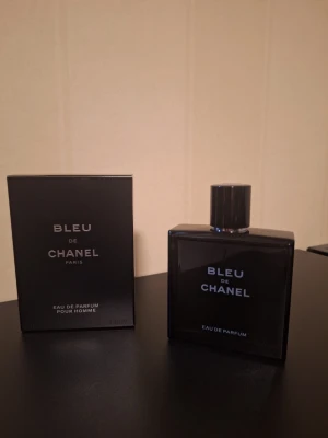 Bleu de Chanel Eau de Parfum - 100ml - Bleu de Chanel Eau de Parfum är en elegant herrdoft i en stilren, mörkblå glasflaska med silverfärgad text. Flaskan har en fyrkantig form och medföljer originalkartong. En klassisk och maskulin parfym från Chanel.