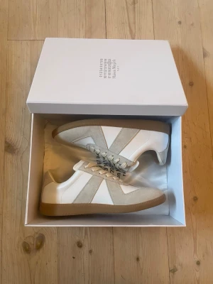 Vita margiela gats - Vita margiela gats, skriv vid bud eller frågor👍 Skickar snabbt 📦 