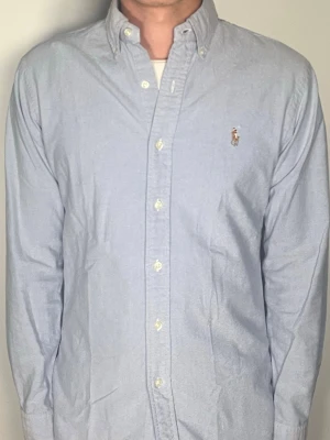 Ralph Lauren skjorta - Säljer en ritkigt snygg och trendig Ralph Lauren skjorta i fint, storlek S, vid frågor är det bara att skriva //Gramenti