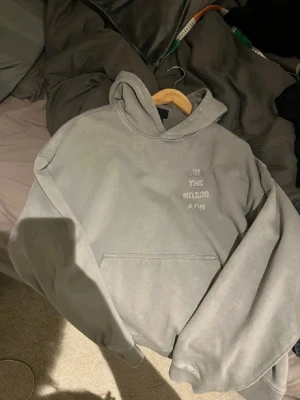 Boxy hoodie - Snygg grå boxy hoodie. Strl M. Använd enstaka gånger, nästan som ny. 