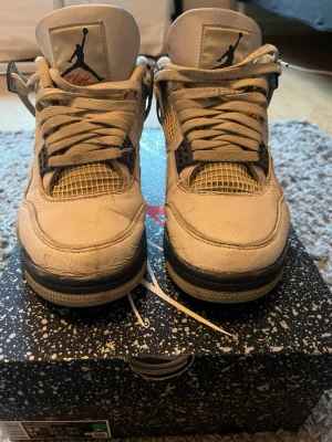 Air Jordan 4 Retro vit sneakers - Ett par äkta Jorad 4 som är lite slitna. Original lådan följer med också 