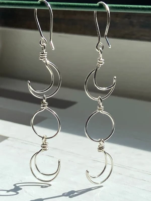 Handgjorda silver 925 måne-örhängen  🌑 🌒 🌓  - Fina Handgjorda 925 silver måne/ halvmåne örhängen gjorda av mig Material: sterling silver 925 Tjocklek på träden: 0,8 mm Längd på nedersta månen till kroken: ca 6,5 cm Kolla gärna in mina andra annonser då jag ofta har andra handgjorda smycken uppe ✨💕