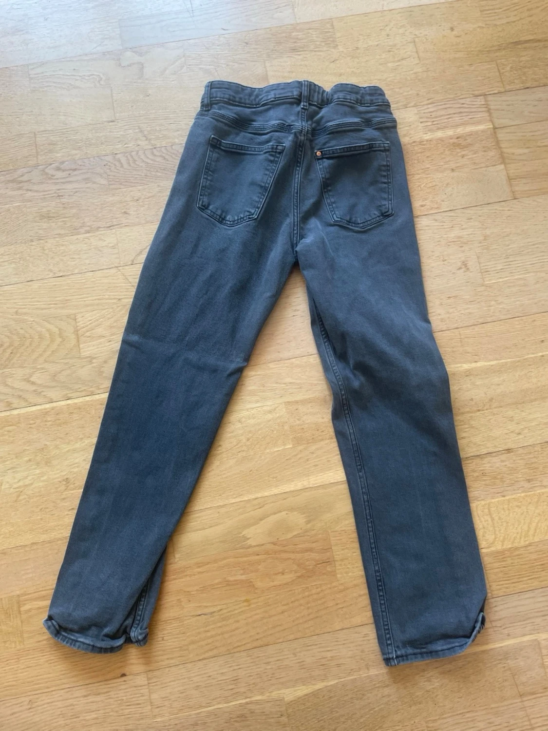 Grå raka jeans från hm - 1