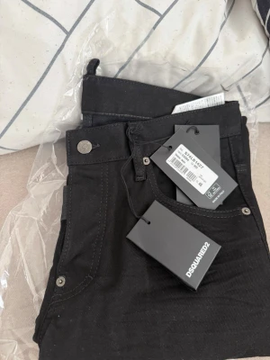 Svarta Cool Guy jeans från Dsquared2 - Säljer ett par svarta Dsquared2 äkta helt nya med kvitto. Strl 46 